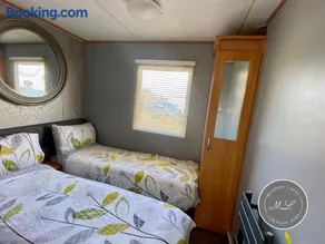 Golden Palm Resort - Palm Grove 3 - Pet friendly & WiFi - Meadow Lakes Caravan & Lodge Hire - Image 5