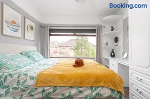 Manchester Business and Leisure Home with Free Parking - Image 1