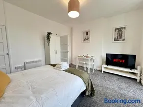 THE SPRINGFIELD SUITE - ONE BEDROOM APARTMENT - KIDDERMINSTER CENTRAL - SLEEPS 3 GUESTS - PARKING INCLUDED - WEST MIDLANDS SAFARI PARK LOCATIOn - Image 2