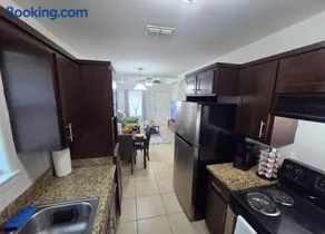 Cozy Apartment Near University Dr - Image 3