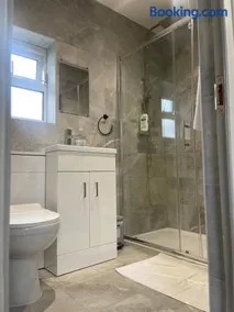 Entire Luxville 5 Bedroom Home - Image 2