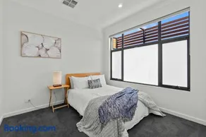 Campbelltown modern home Family Stay - Image 3