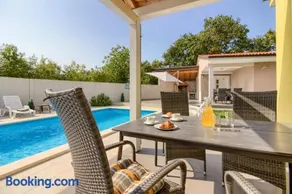 Beatiful families oriented villa Trusina with pool immersed in the nature near the town - Image 4