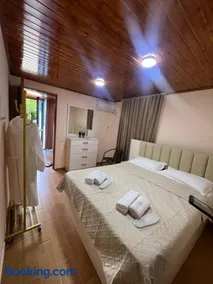 RIVERSIDE Cottage - Image 1