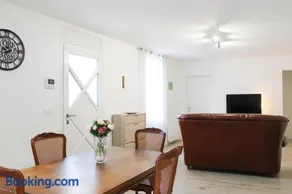 Renovated 2-bedroom apartment - Image 2