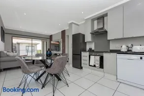 Exclusive apartment in Fourways - Image 1