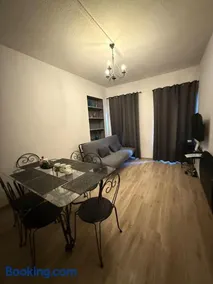 Cœur de ville au 1er 66M2, vu sur la place - Image 2