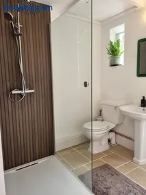 Room at Lindley - Image 3