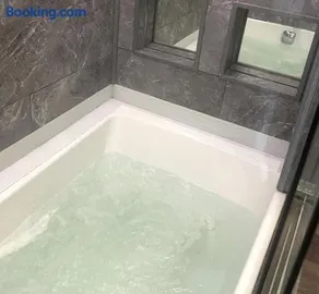 Secret Hot Tub King Haven Hideout - Image 2