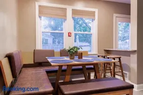 Pentagon City Homestay Parking available - Image 3
