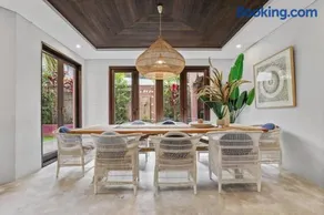 Luxe Thirroul Home, Pool Spa Home Theatre - Image 2