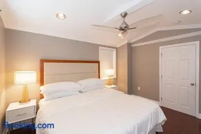 Three BR 2.5 Bath w/ parking spot & deck near metr - Image 2