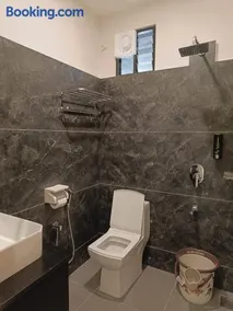 Superior Single Room with Balcony - Image 4