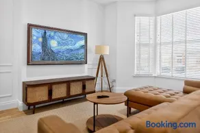 Stunning 2 Bedroom Apartments - City Centre Location, Free WiFi, Free Parking, Spacious Accommodation, Comfort and Style, Freshly Rennovated - Image 3