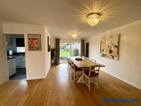 Spacious 4-Bed Home in Ascot - Image 4