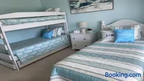 Lagoon Front Loveladies Dock Decks Beach Badges Bikes Ping Pong Table Foosball Wifigorgeous Reverse-Living Loveladies Contemporary On A - Image 2