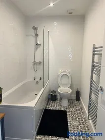 Spacious 4BR House with Backyard in Saint Helens - Image 3