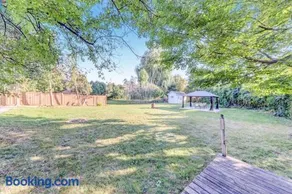 Stunning 7 Br RougeView Home with 2 Kitchens, 5 Bathrooms, Amazing Backyard & 8-Car Parking - Image 4
