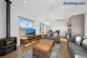 The Shiraz Villa at Molly Morgan Wines - Image 3