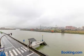 Apartamento KUIA con vistas frontales a la Ría de Bilbao cerca del metro - Image 2