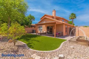 Desert Getaway Mountain Views and Backyard Lounge - Image 3