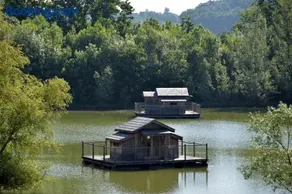 Cabanes flottantes du Lac de Pelisse - Image 1
