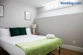 Perfect Traveling Nurse Housing in Theatre District - Image 1