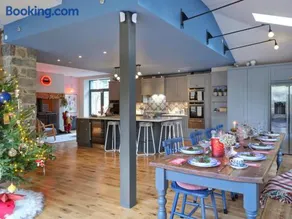 Ty Pandy Eclectic Luxury Family cottage Sleeps 8 adults and 2 children - Image 1