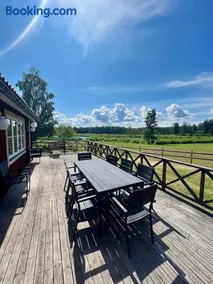 Idylliskt hus med sjöutsikt. - Image 1