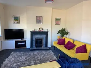 Town Centre House Sleeps 8 with parking - Image 2