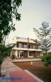 Golden Palm Retreat - Image 1