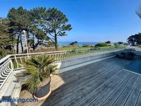Seafront flat with indoor pool with stunning views - Image 1