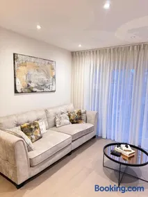 Spacious 4-Bedroom House Ideal for Contractors, Families & Business Stays in Reading, Offers 3 Parkings - Image 4