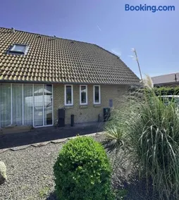 The Sunflower - Huge 240m2 7-bedroom house for many people - Free parking - 15 beds, 2 kitchen & 3 bathrooms - Image 3