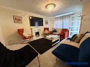 Batley Central 3BR Stay Ideal for Families & Contractors - Image 3