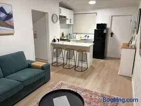 Stylish Jolimont Retreat - Parking - Near Subiaco - Image 3