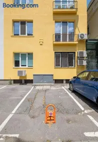 Sophisticated Gem with Private parking - Image 4