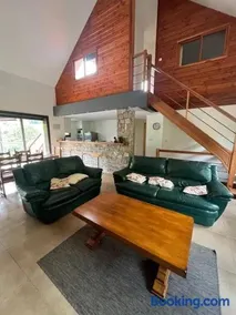 Maison chaleureuse à Saint-Aventin avec jardin et vue montagne - Image 3