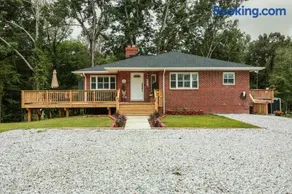 Welcome to the Vibe-3BR -10 Acre -King Bed, 85in TV, Fire Pit, & Modern Upgrades - Image 2
