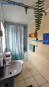 Habitación cómoda, con baño privado y estacionamiento - Image 5