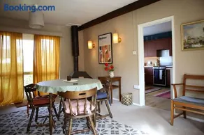 Convenient and stylish cottage - Image 1