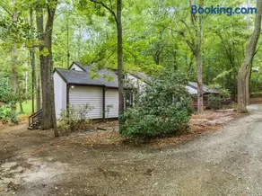Large, private home on forested lot in Chapel Hill - Image 2