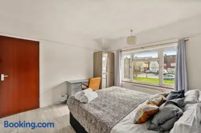 Large House with Parking and Garden - Sleeps 7 - Image 4