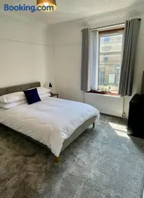 Large 2 bed near Glasgow Airport - Image 3