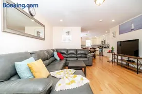 Bright 3BR Quincy Townhouse w Laundry, Bathtub & Near Red Line 41 - Image 3