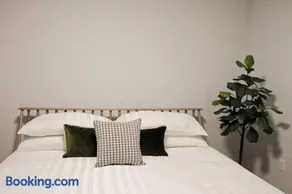 Beachview getaway at the New Carlyle 202 on the Main strip in Grand Bend - Image 5