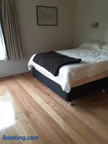 Number10 Mid Century Holiday House - Image 2