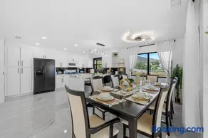Entire Private Home with 3 Bedrooms 2 Bathrooms, Mountain View, Jetted Tub, 2500 sqft, King Bed,Garage, Available Now - Image 5