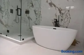 Luxury contemporary hidden gem - Image 2