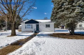 Mid-Modern Charmer with Yard - Image 1